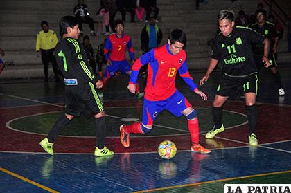 Challapa avanza con balón dominado ante la marca de Portillo, de San Pedro