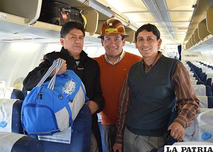 El ex funcionario Richard Flores (derecha) junto a los concejales Saúl Aguilar y Max Cabrera cuando trabajaba en la entidad edil /facebook.com