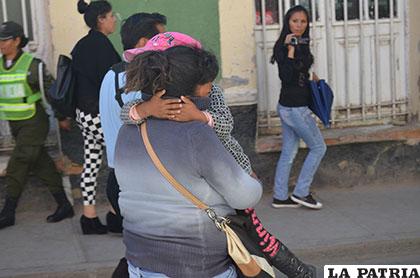 La antisocial en el momento en que era conducida a dependencias de la Felcc