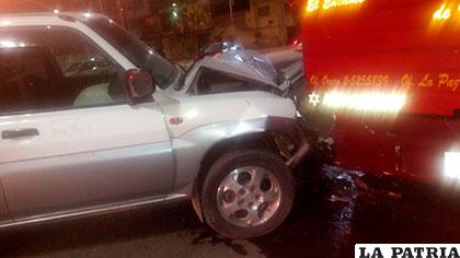 La vagoneta impactó con fuerza contra el bus y resultó muy dañada