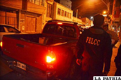 Un investigador de la Felcc se retira luego de colocar la documentación