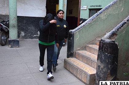 La mujer se tapa el rostro para no ser reconocida