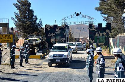 Los vehículos salen en caravana del Regimiento Braun