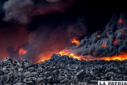 El incendio afecta a ocho hectáreas de terreno con neumáticos
