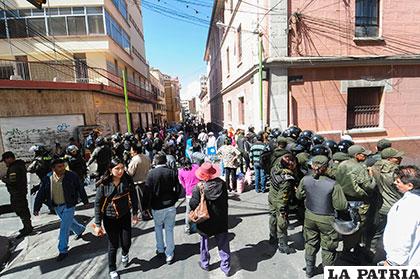 La Policía amplió el perímetro de seguridad alrededor de la plaza Murillo /apg.com.bo
