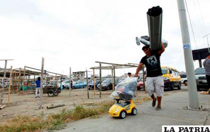 Miles de damnificados luchan por rehacer su vida luego del terremoto /vistazo.com