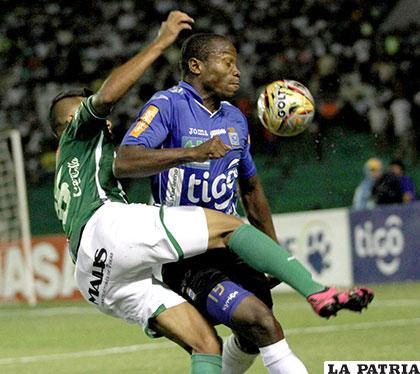 El clásico cruceño por momentos fue bastante caldeado /APG