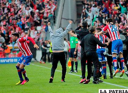 Jugadores del Sporting de Gijón celebran la permanencia en Primera /laregion.es