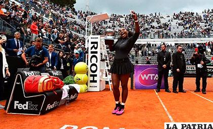 Serena Williams festeja el título con el trofeo en manos /eurosport.com