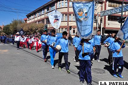 Los niños y jóvenes demostraron gallardía en su recorrido al 
estadio