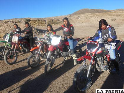 Las cinco damitas que participaron en la competencia de motociclismo