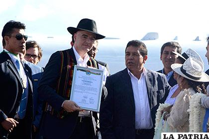 La ocasión en que Infantino visitó Bolivia, López a su izquierda /apg