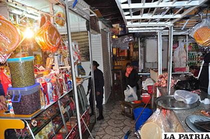 Algunos puestos al interior del mercado Campero continuaban abiertos pese a la limpieza