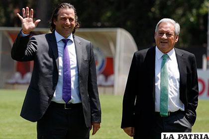 Juan Antonio Pizzi junto a Arturo Salah