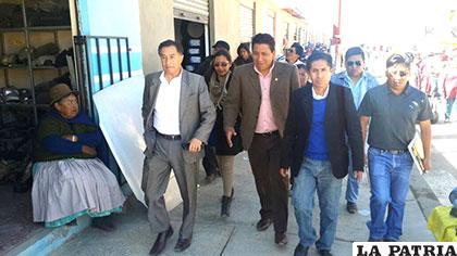 Autoridades nacionales y locales en inspección del mercado Evo Morales