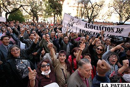 Masiva marcha de juristas en apoyo a Eduardo León /apg.com.bo