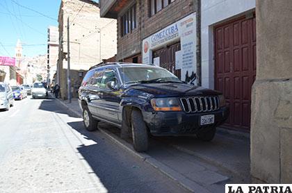 Con una llanta abajo y mal estacionado estaba el vehículo