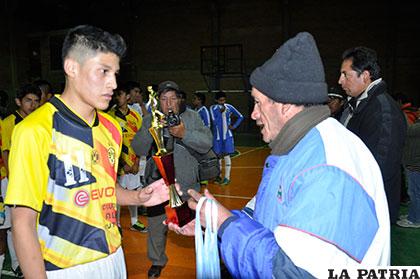 Antezana, capitán de Talleres Auza, recibe el trofeo de subcampeón de parte de Miranda
