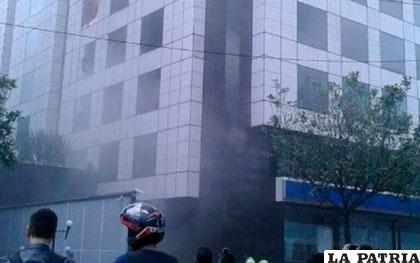 Aún no se cuantifican los daños causados por el incendio en la embajada venezolana en la capital colombiana