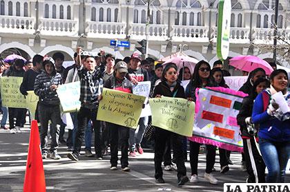 Futuros abogados piden respeto a sus derechos