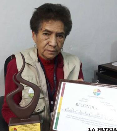 La representante de la Defensoría de Oruro con su último reconocimiento