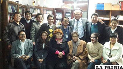 Clotilde Calancha junto a Rolando Villena y el personal de la Defensoría
