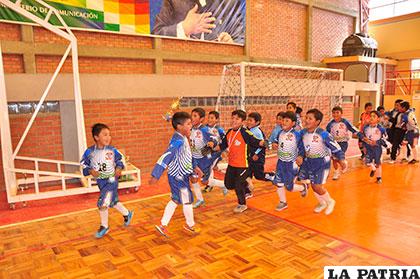 Vuelta olímpica de los integrantes de Futurito, campeones en Bichitos