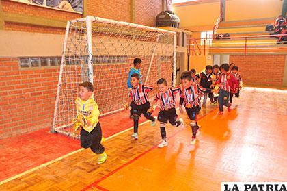 Nepi, campeón en Kínder, la vuelta olímpica de sus integrantes