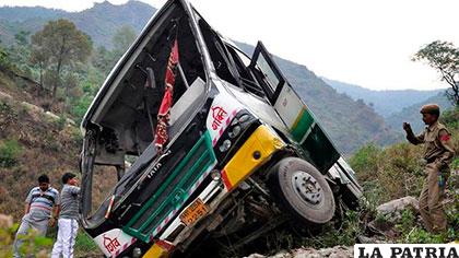 Un autobús cayó al precipicio en un lugar al Norte de la India
