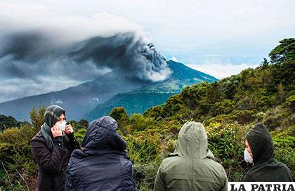 Volcán Turrialba de Costa Rica mantiene una constante emanación de ceniza y gases