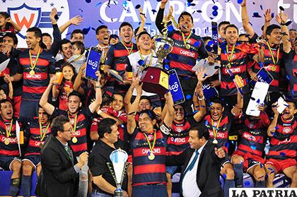 Zenteno levanta el trofeo de campeón junto a sus compañeros /APG