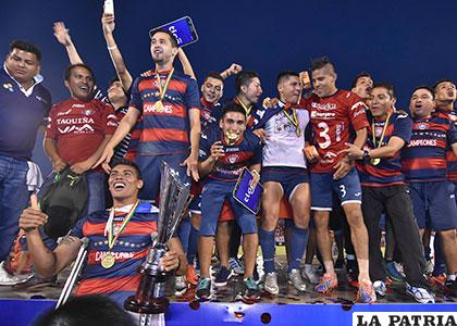 Los jugadores de Wilstermann con sus medallas y el trofeo de campeón /APG