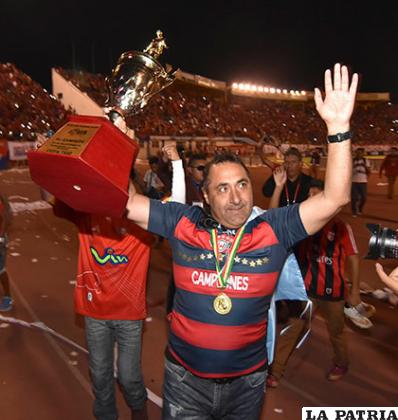 La emoción del entrenador Julio Zamora /APG