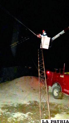 Técnicos de Elfeosa realizaron arreglos en el sector donde se cayó una antena /Elfeosa