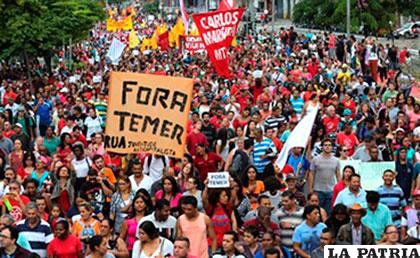 Miles de brasileños marchan en contra del actual gobierno