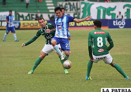 La acción del partido que se desarrolló ayer en Santa Cruz /APG
