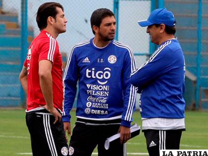 Díaz conversa con dos de sus dirigidos