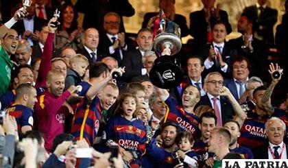 Festejo de los jugadores y dirigentes del Barcelona por la obtención de la Copa del Rey