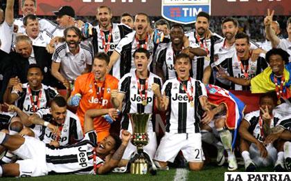 Jugadores celebran el título de la Copa de Italia