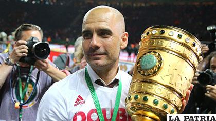 Pep Guardiola con el trofeo de la Copa de Alemania