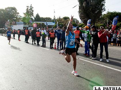 Jean Manuel Pérez en los últimos metros de la competencia en la que venció