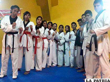 Deportistas que forman parte de la selección orureña de taekwondo