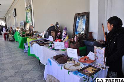 Un buen regalo para mamá puede ser algo único como las artesanías que se exponen en la feria