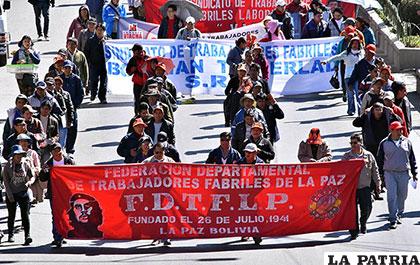 Trabajadores fabriles y de Enatex marchan por calles de La Paz /apg.com.bo