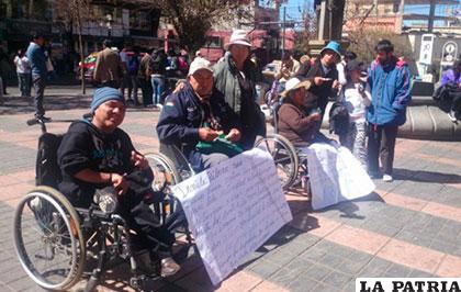 Discapacitados continúan con su demanda, instalados más de un mes en La Paz /i1.wp.com