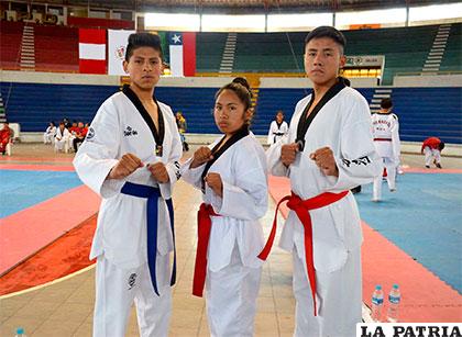 Flores y Bellot, que lograron medallas, junto a Camacho