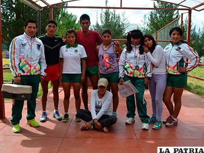 La delegación orureña de atletismo en Cusco Perú