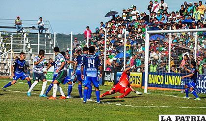 La acción del primer gol de Petrolero, donde nada puede hacer Robles /APG