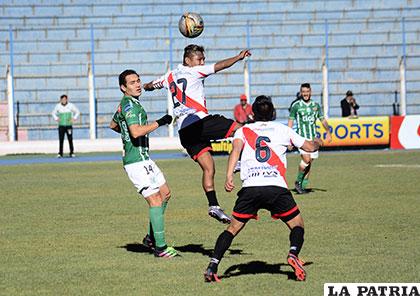 Gallegos le pega de cabeza en el partido que se jugó ayer en Potosí /APG