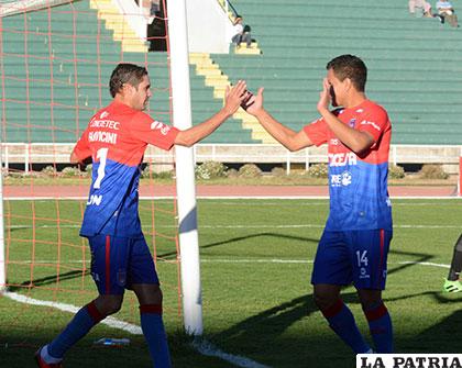 Palavicini, autor de dos goles celebra con Mancilla /APG
